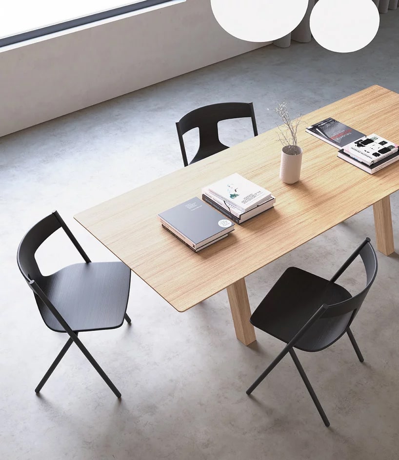 Ghế Quadra Chair lấy nguồn cảm hứng từ họa cụ kiến trúc